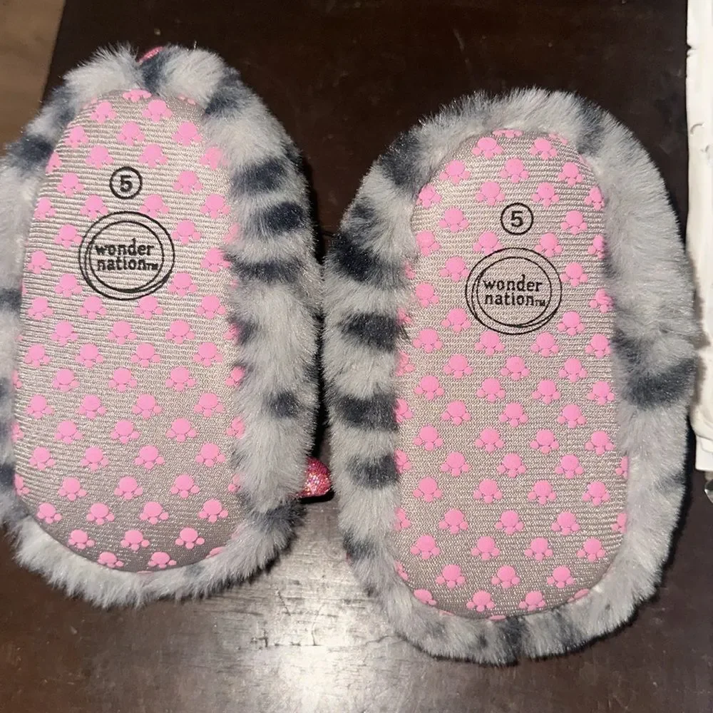Wonder Nation Kids Fuzzy Slippers Gray & Pink Size 5 Cozy Indoor Shoes